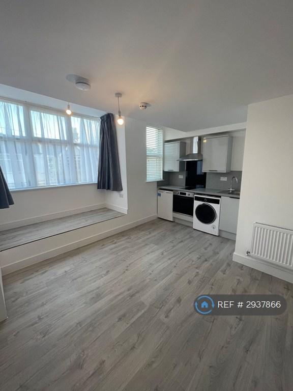 Studio flat in Winchester Road, London, N9 (#2937866)