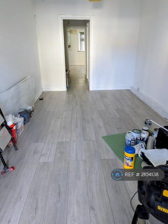 1 bedroom flat in Sutton Dene, Hounslow, TW3 (1 bed) (#2104138)