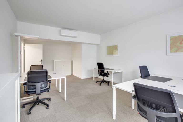 London - SW19 4DP \ Spacious Office for Up to 15 Workstations