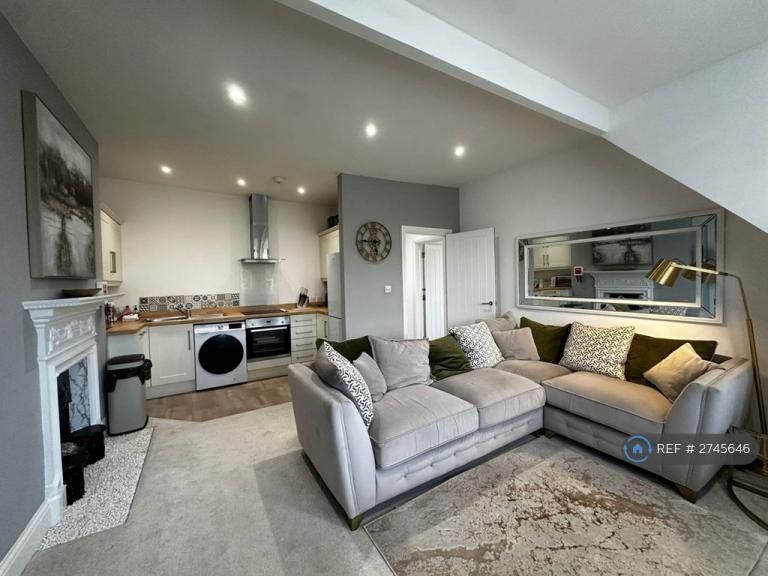 2 bedroom flat in Approach Road, Poole, BH14 (2 bed) (#2745646)