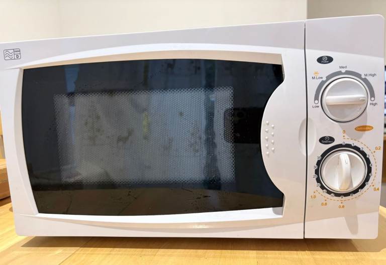 17L Microwave – Fully Working, Minor Paint Wear