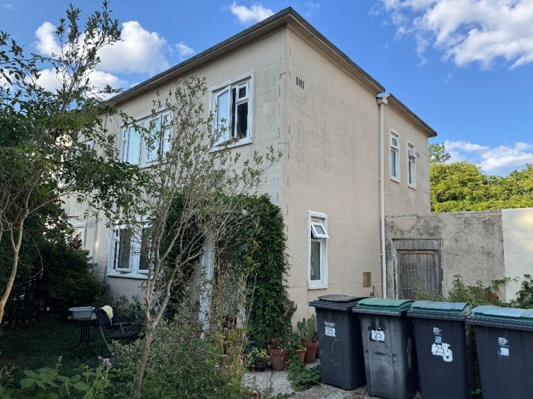 3 BED SEMI IN N11 TO SWAP FOR 3-4 BED ALL LONDON OUTSKIRTS CONSIDERED 