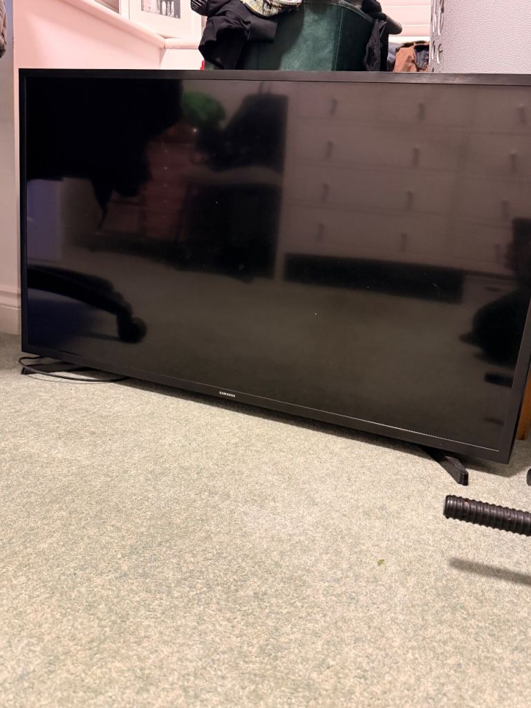 Samsung 40 inch Smart Tv hardly used 