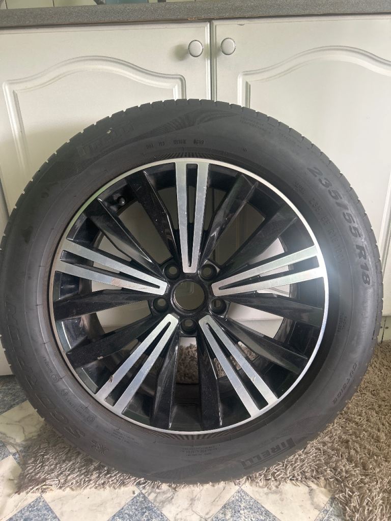 Pirelli 235/55 R18 Tyre and Alloy Wheel van Tiguan 