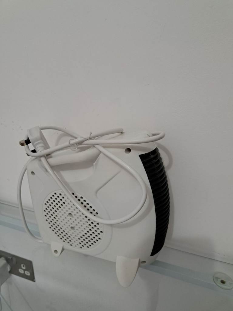 Igenix 2kW White Upright/Flat Fan Heater with Adjustable Thermostat