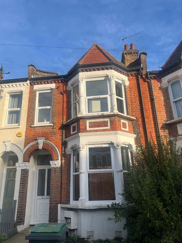 5 Bed, 3 Baths House, 20 Minutes To Central London 