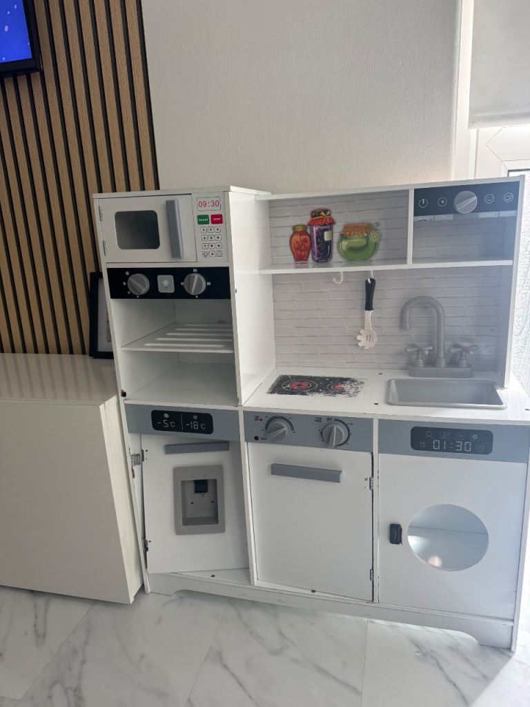 Toy kitchen FREE TO COLLECT 
