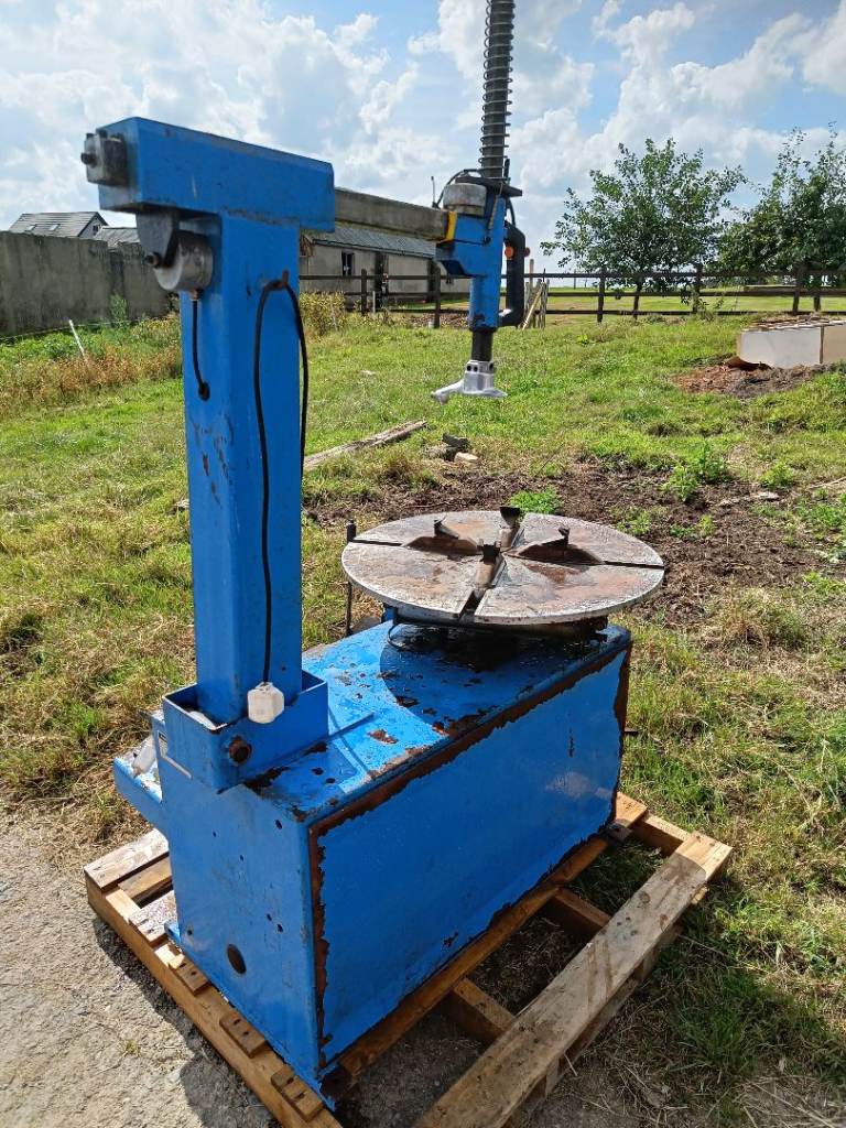 TYRE CHANGING MACHINE 