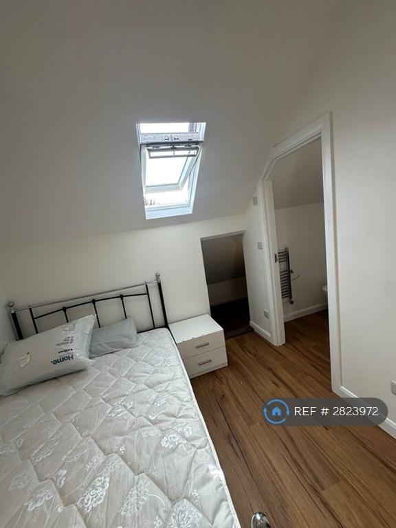 Studio flat in Tolworth Broadway, Surbiton, KT6 (#2823972)