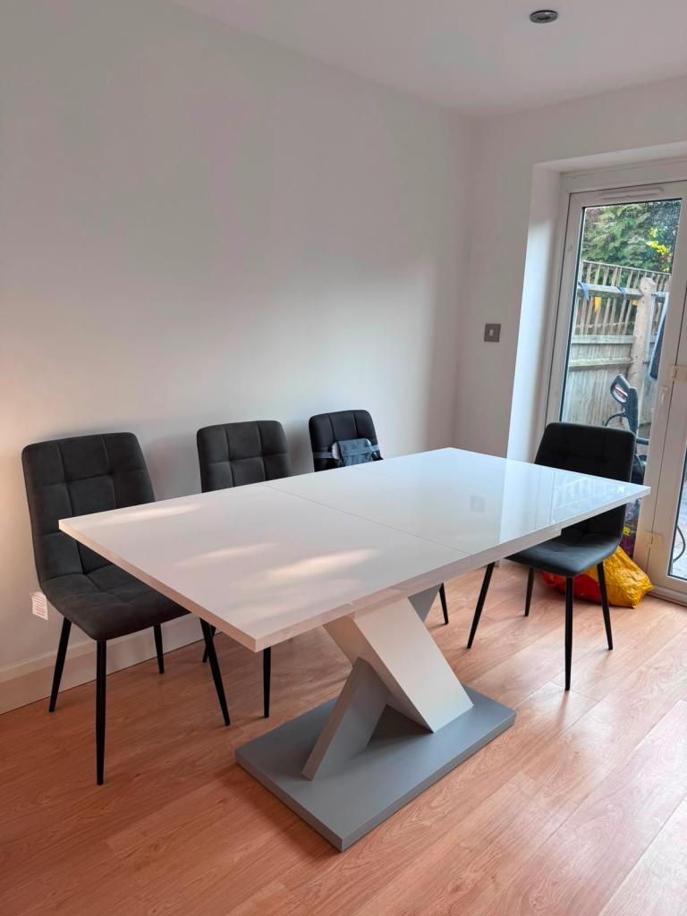 Modern White High Gloss Extending Dining Table & 4 Fabric Chairs