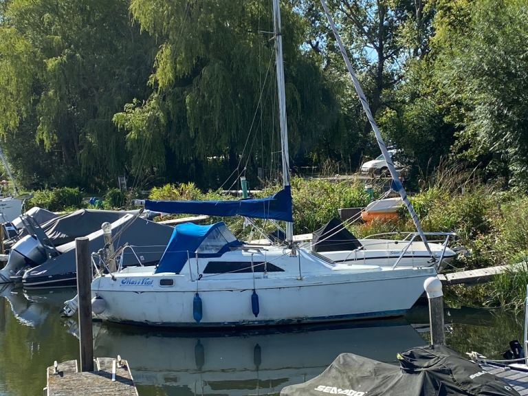 Hunter Horizon 23 “Marivent” with hardly used 5 year old Honda 8 outboard motor – £3,950