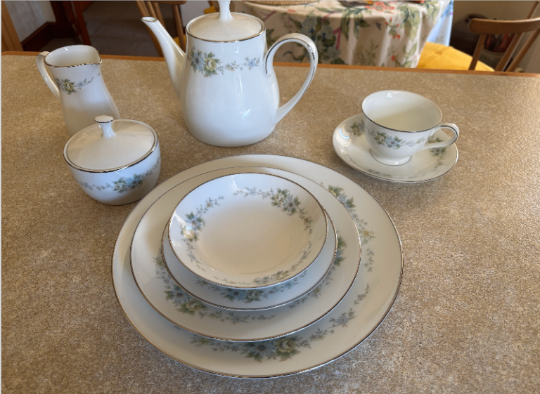 64 Piece Noritake “Delphine” 6582 Japanese Fine Bone China Dinner/Tea Service