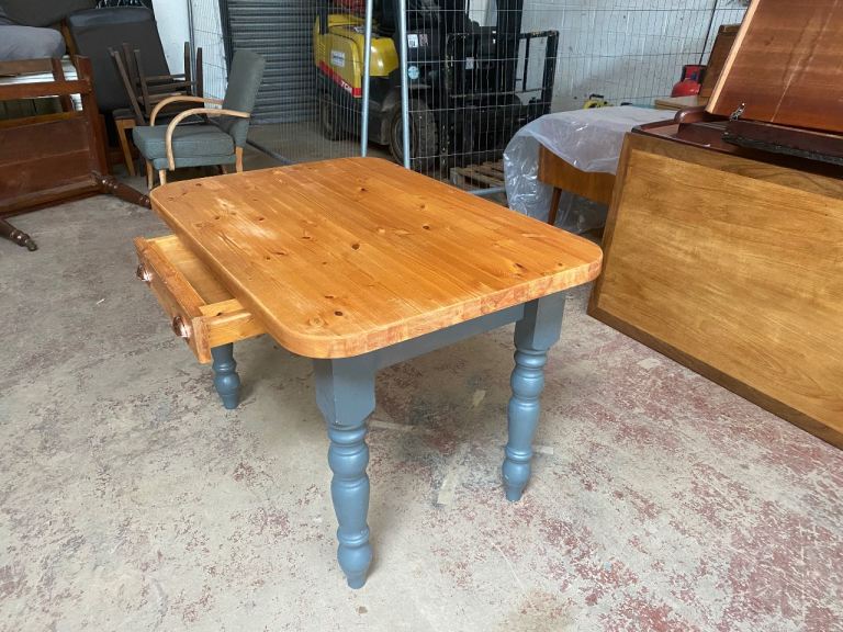 A SMALL SOLID PINE FARMHOUSE STYLE 4 SEATER DINING TABLE WITH CUTLERY DRAWER ,FARROW & BALL,DELIVERY