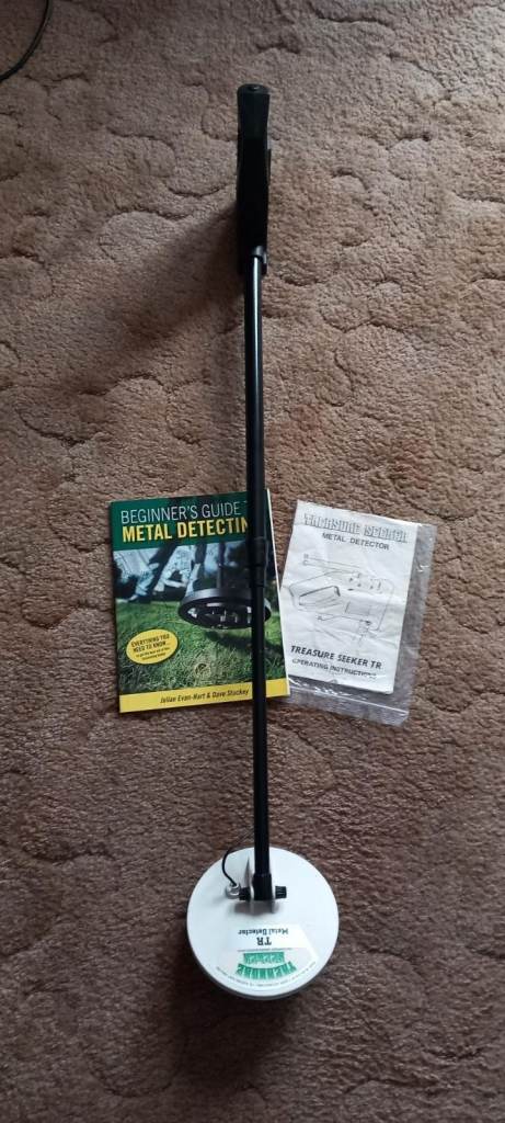 C SCOPE TREASURE SEEKER METAL DETECTOR AND INSTRUCTIONS