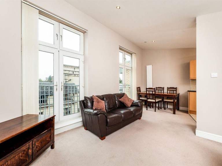 2 Bedroom & 2 Bathroom Flat in Stirling City Centre Stirling