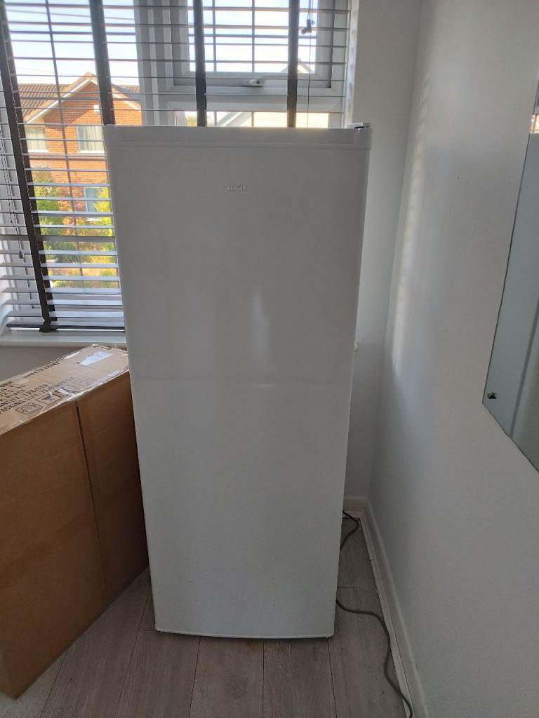 White Freestanding Fridge Freezer – Good Condition