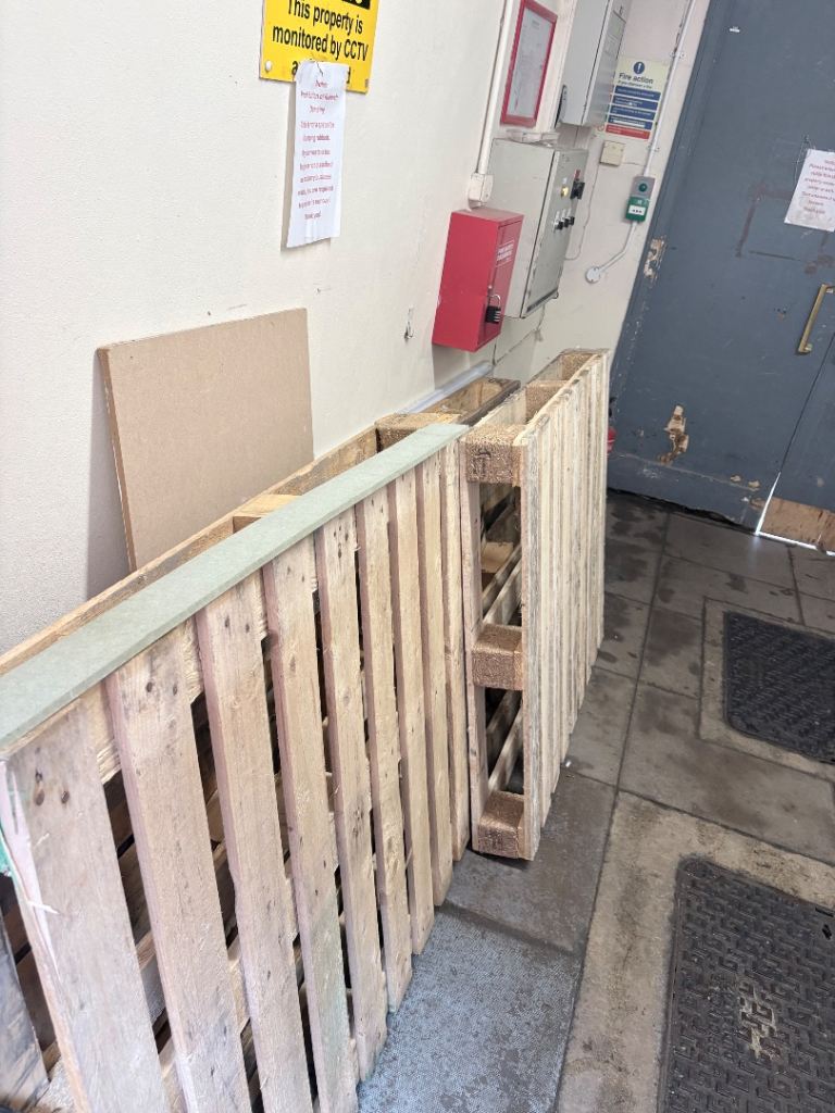 5 Wooden pallets