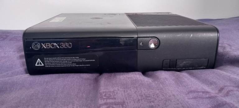 REDUCED XBOX 360 E & 10 games 2 Controlers £30ono