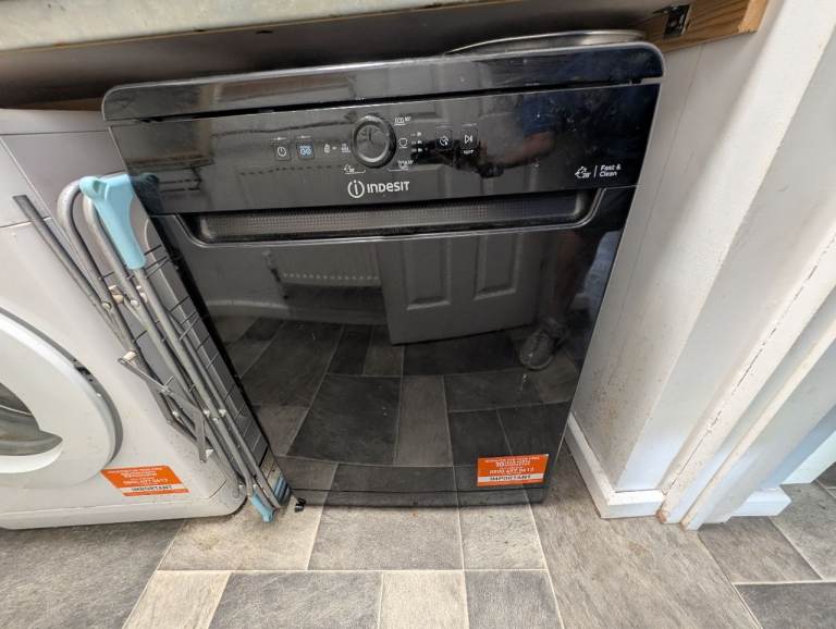 Indesit Dishwasher Black Slimline Freestanding Fully Working