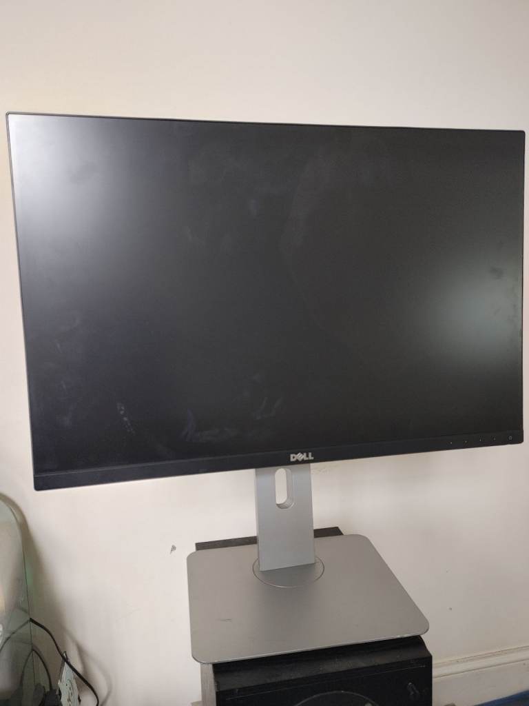 Dell U2415 Monitor. 24 inch Screen. 1200p. Stand/Cables included. READ DESCRIPTION. £18