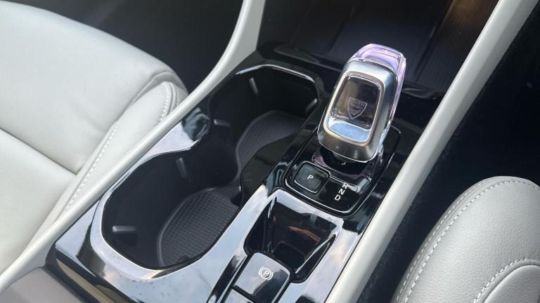  Volvo XC40 2.0 B4 MHEV Ultra Bright DCT Auto Euro 6 (s/s) 5dr Petrol/Electric Hybrid Automatic