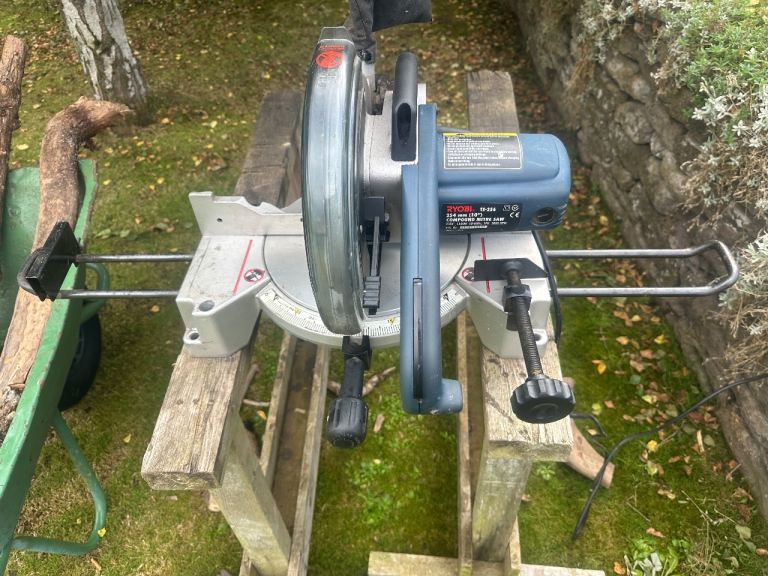RYOBI TS-256 254 mm (10") COMPOUND MITRE SAW