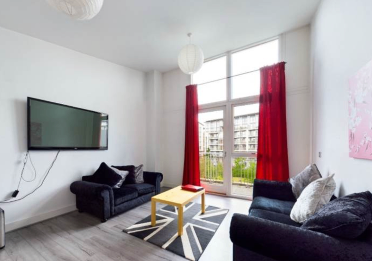 Modern 2-Bedroom Flat | Furnished | Kitchen | Parking | Alfred Knight Way-Birmingham City Centre-B15