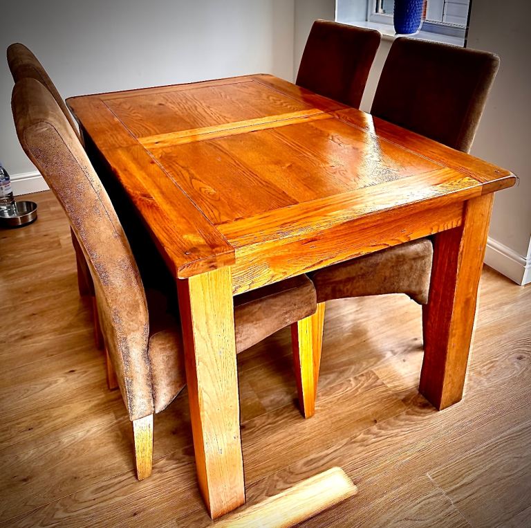 Quality Oak Extending Dining Table – Solid & Heavy – Excellent Condition