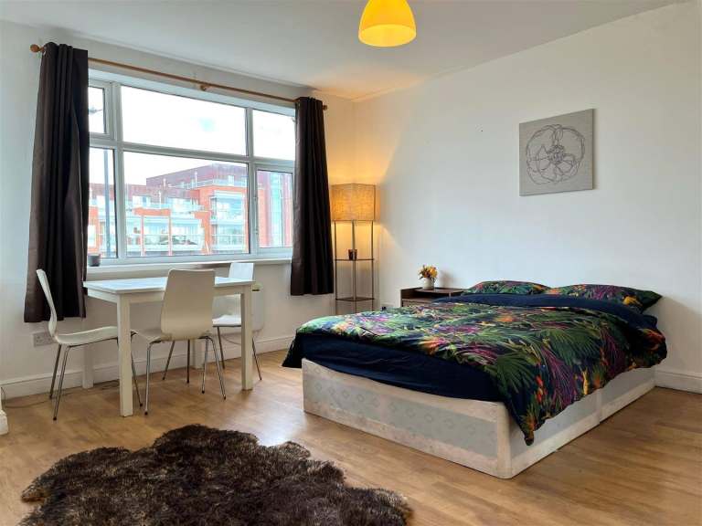 Self-contained studio flat in Dollis Hill (NW2) - DSS Considered