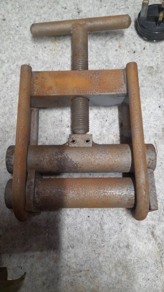 Plumbers Pipe squeezing clamp