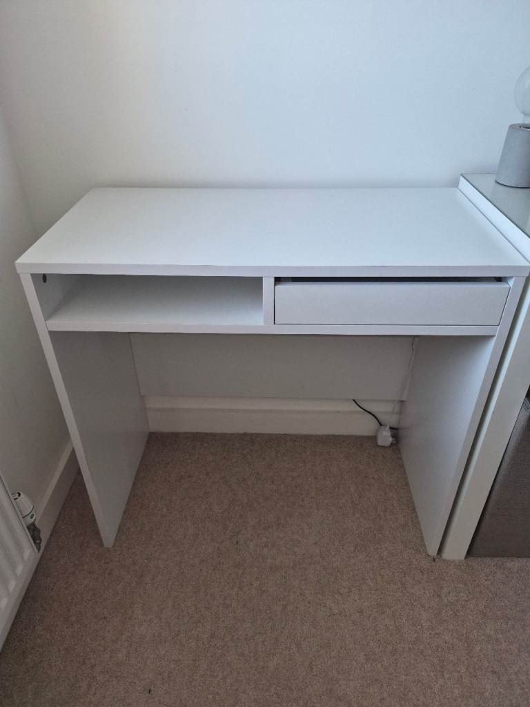 COMPUTER DESK