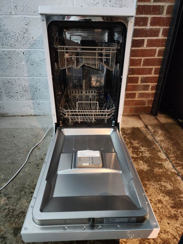 LOGIK Slimline Dishwasher " BRAND NEW "
