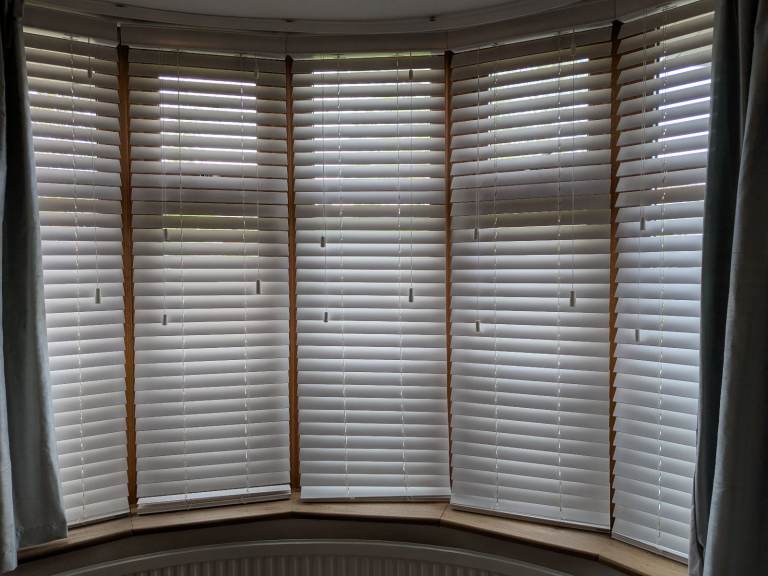 Venetian blinds for curved bay 