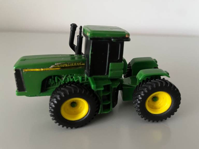ERTL JOHN DEERE TRACTOR AND TRAILER
