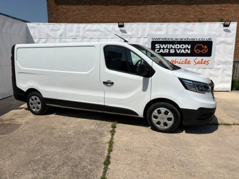 2022 Renault Trafic LL30 2.0DCi Blue BUSINESS LWB 130PS + AC Medium Van Diesel Manual