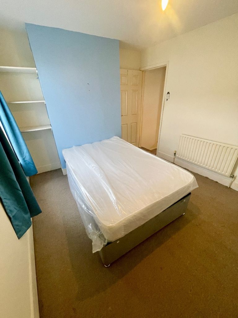 One bedroom Flat for couple or 2 friends. Just 5 minutes walk from Gillingham station.