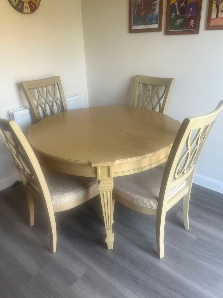 Light wood Dining table and 6 chairs