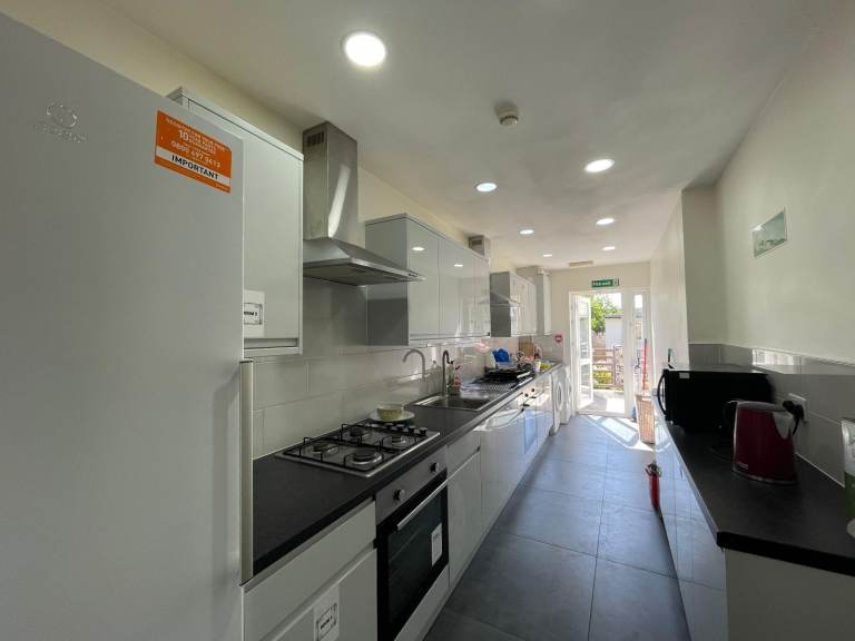 🏡 TO LET • Studio Flat • Inc. All Bills + CTax • Seven Kings, IG3 9LH 🏡