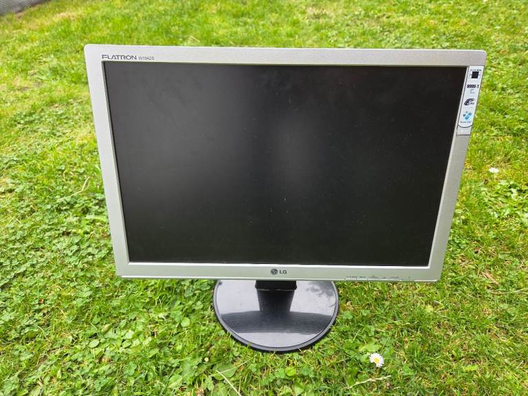 19 inch LG VGA monitor 1440x900 LCD silver