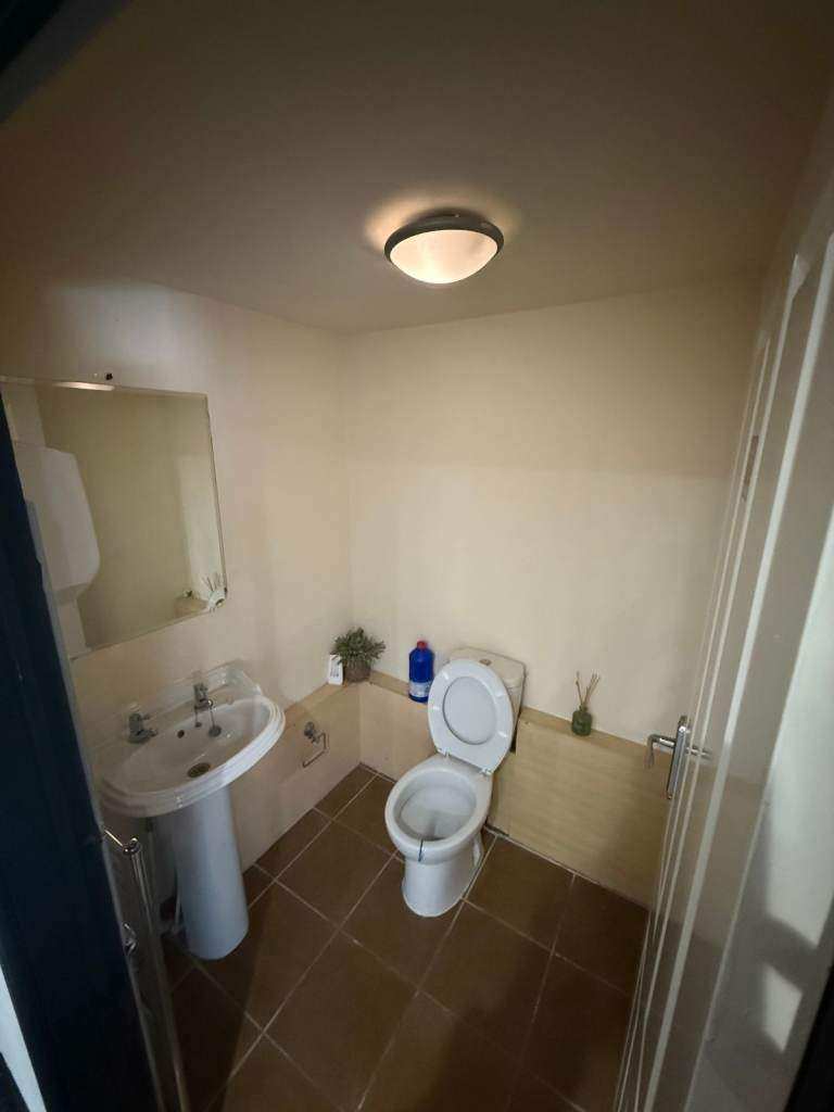 Near NG1 Office With Kitchen and Parking - BILLS INCLUDED