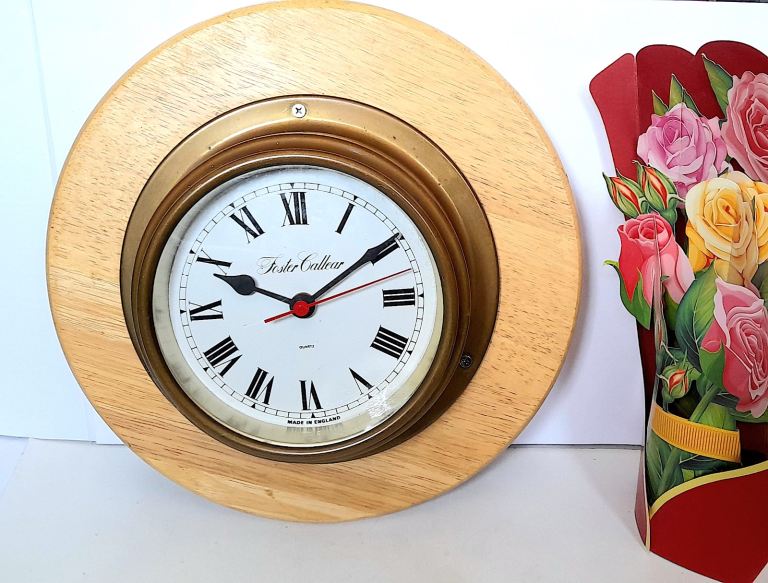 VINTAGE FOSTER COLLEAR WALL CLOCK - SHIP's DESIGN - FAUX BRASS, GLASS, WOOD - 31 m diameter GOOD