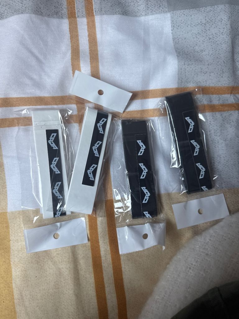 Set of 4 racket overgrips suitable for sports such as padel