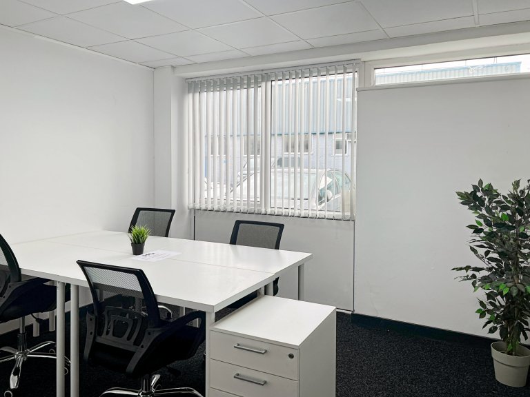 Leeds - LS286LE \ Fully Furnished Office with 5 Desks
