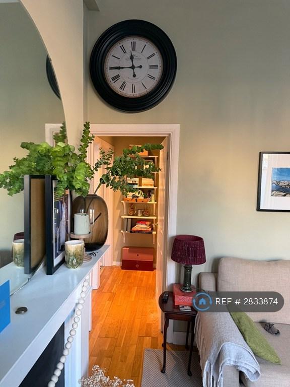 1 bedroom flat in Trinity Road, London, SW18 (1 bed) (#2833874)