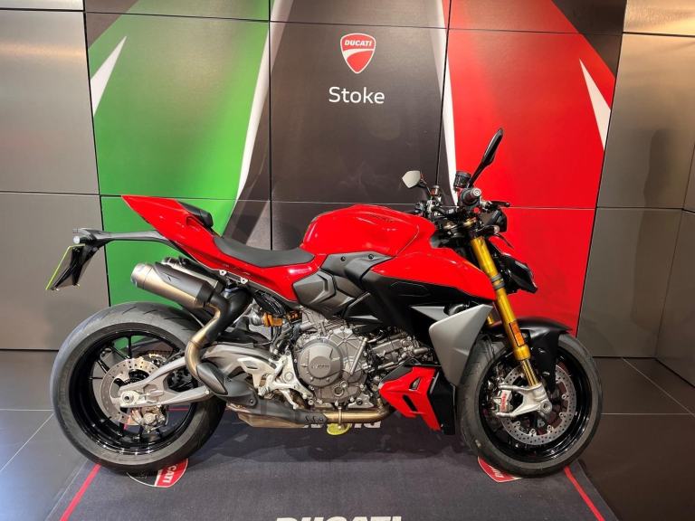 DUCATI STREETFIGHTER V2 S 2025 547 MILES ONLY ONE PRIVATE OWNER