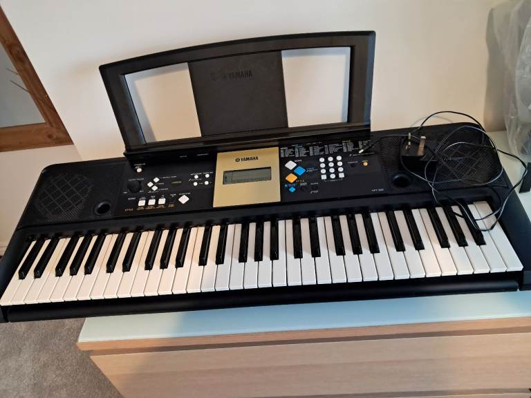 YAMAHA ELECTRIC KEYBOARD. VERY GOOD CONDITION. PLUG. MUSIC STAND