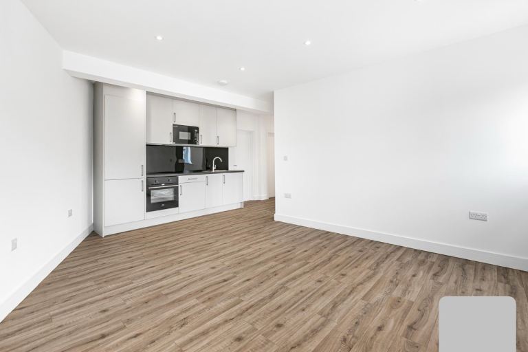 NEW 2 Bedroom 1st Floor Flat Surbiton KT5 Apartment Rent King Double Large first Bed Two 2BR BR