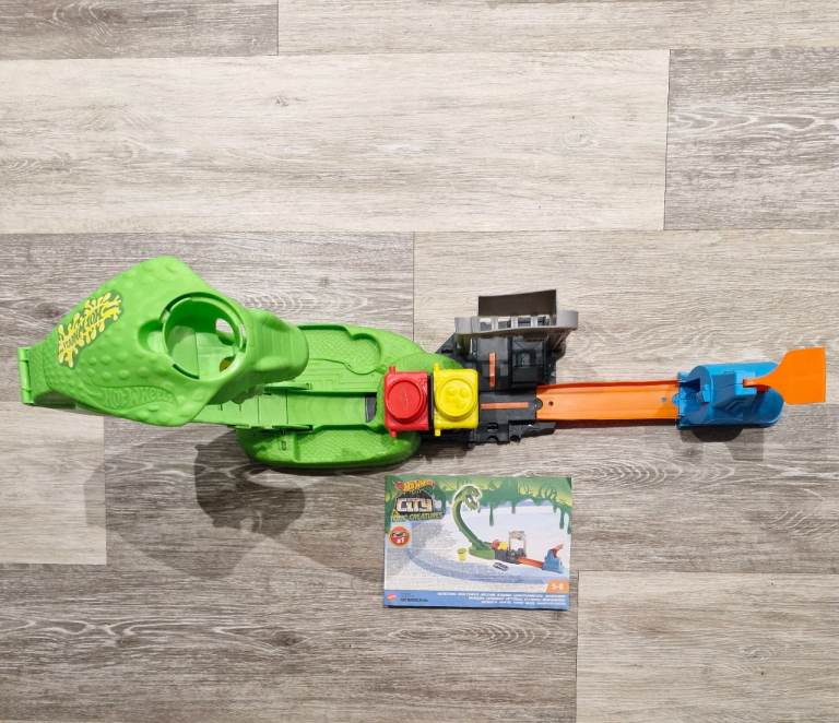 Hot Wheels Toxic Snake Strike Challenge Playset