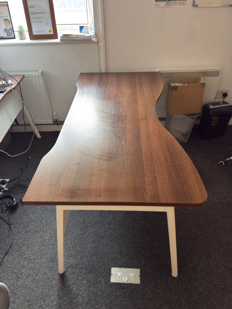 Curved Office Desk with White Legs – Good Condition