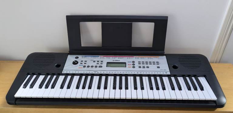 Yamaha YPT-260 keyboard + stand